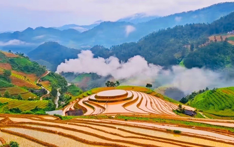 Mù Cang Chải mùa nước đổ đẹp say đắm lòng người.